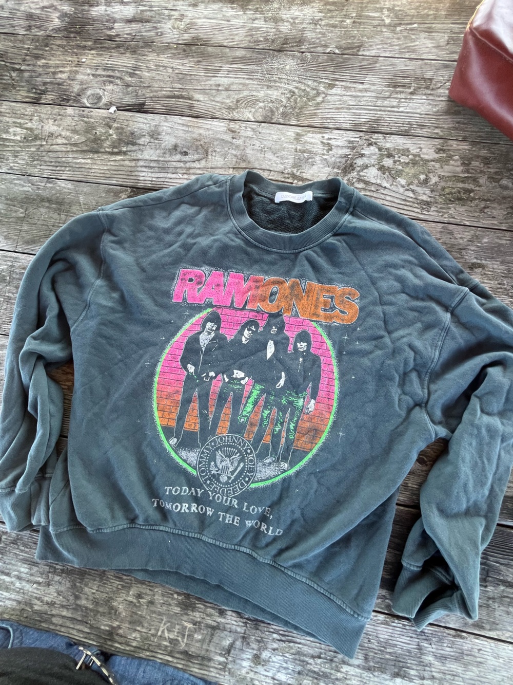 RAMONES!!! Punk band Daydreamer Charcoal Gray Crewneck Sweatshirt men’s med